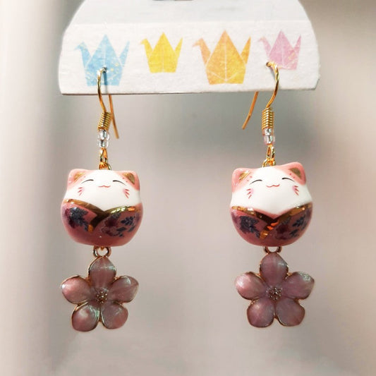 Roze gelukskatjes oorbellen met sakura bloesem