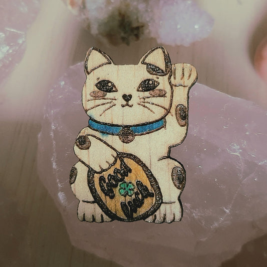 Handgeschilderde lucky cat pin